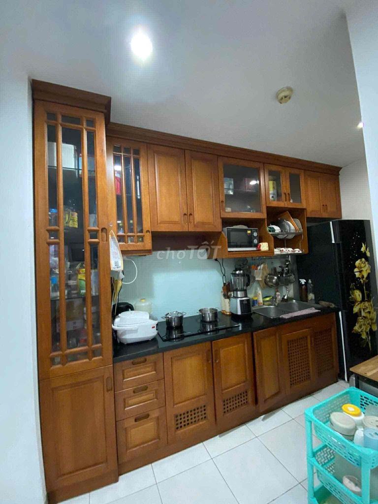 It was the owner who rented the apartment on the corner of a four-S building.