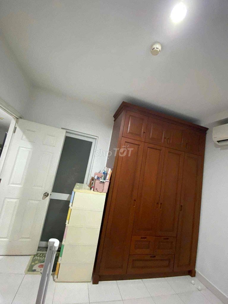 It was the owner who rented the apartment on the corner of a four-S building.