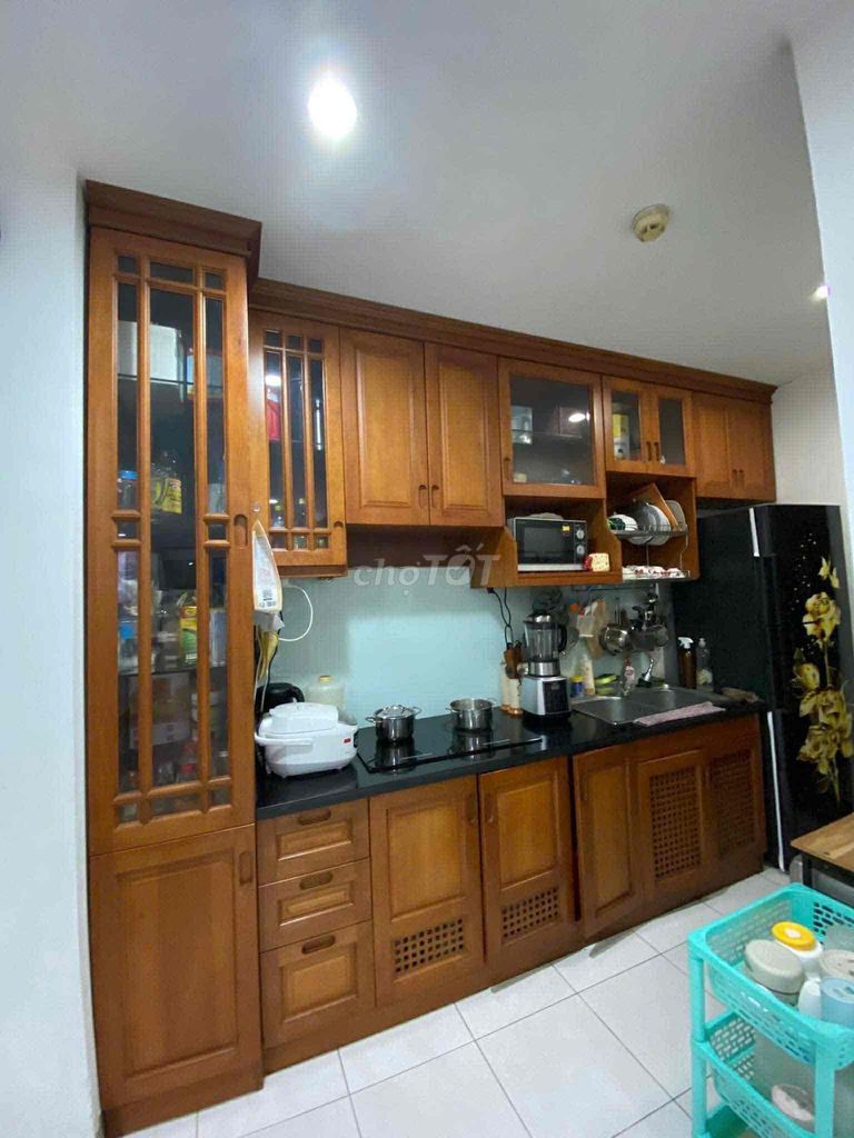 It was the owner who rented the apartment on the corner of a four-S building.