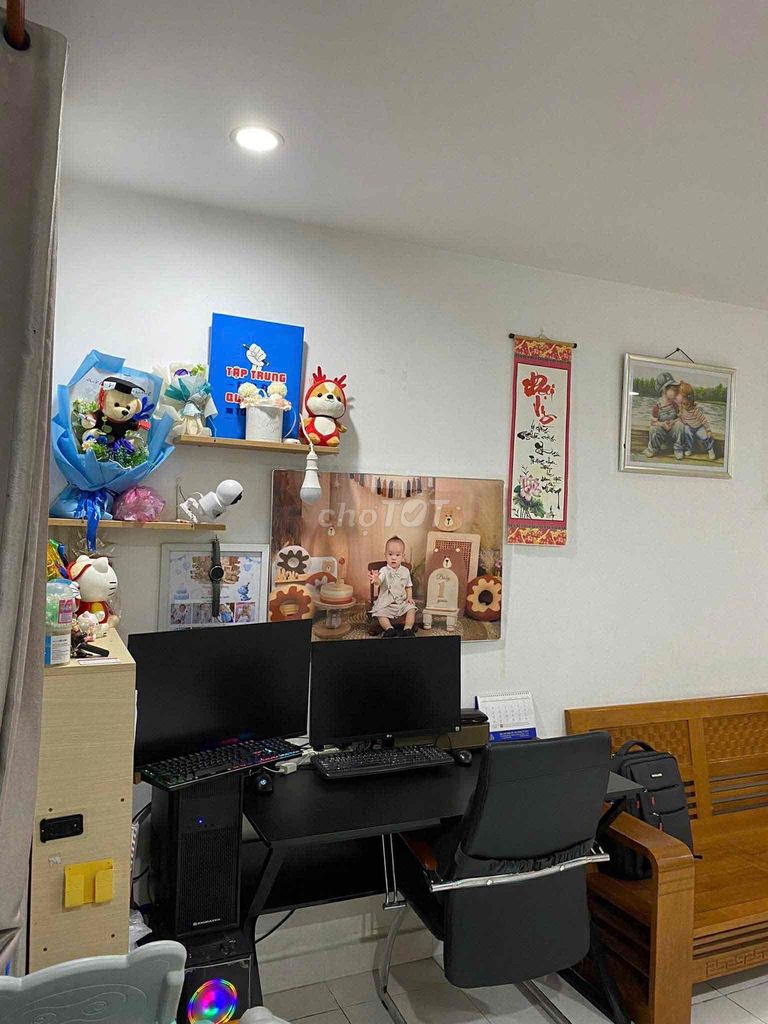 It was the owner who rented the apartment on the corner of a four-S building.