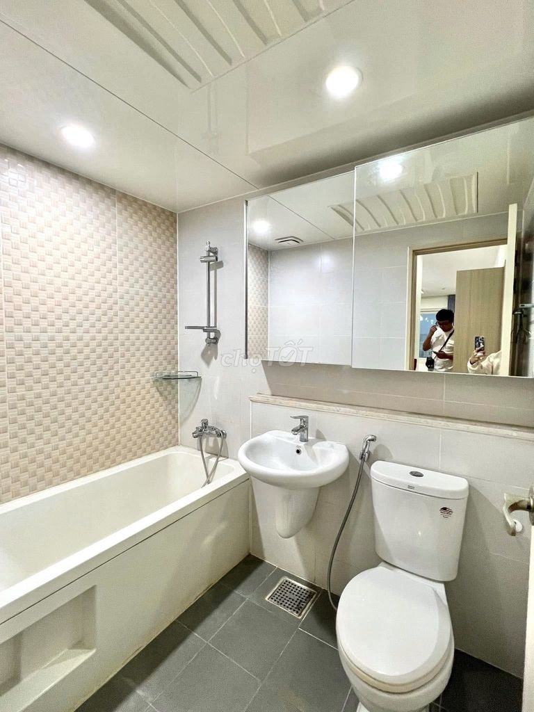 Three apartments in Sen, 262 Lạc Long Quân for 14 million and a half a month rent.