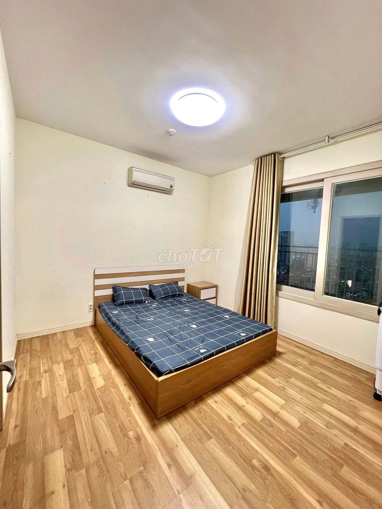 Three apartments in Sen, 262 Lạc Long Quân for 14 million and a half a month rent.