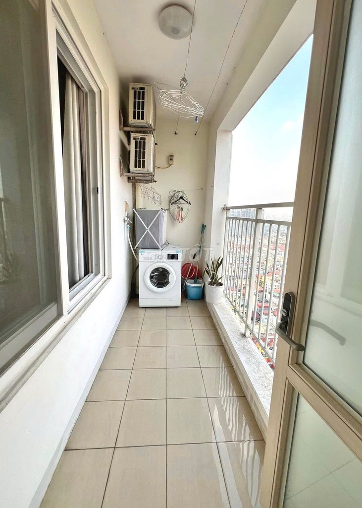 Three apartments in Sen, 262 Lạc Long Quân for 14 million and a half a month rent.