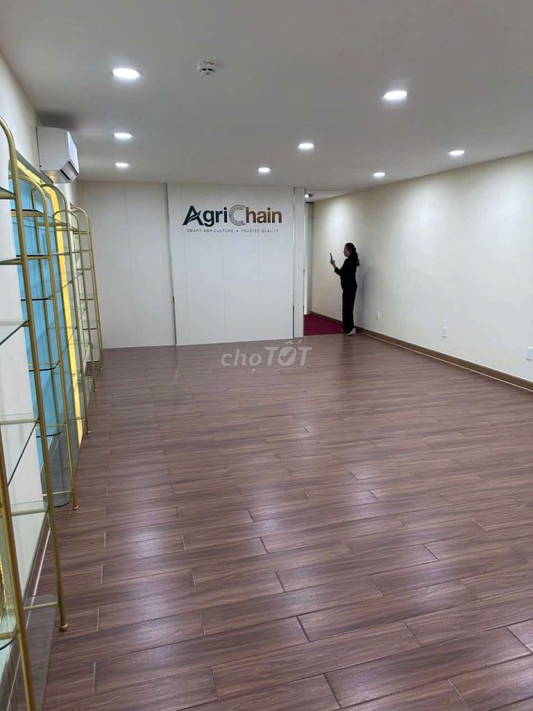 Renting Trần Trọng Cung-- Same space, same office.