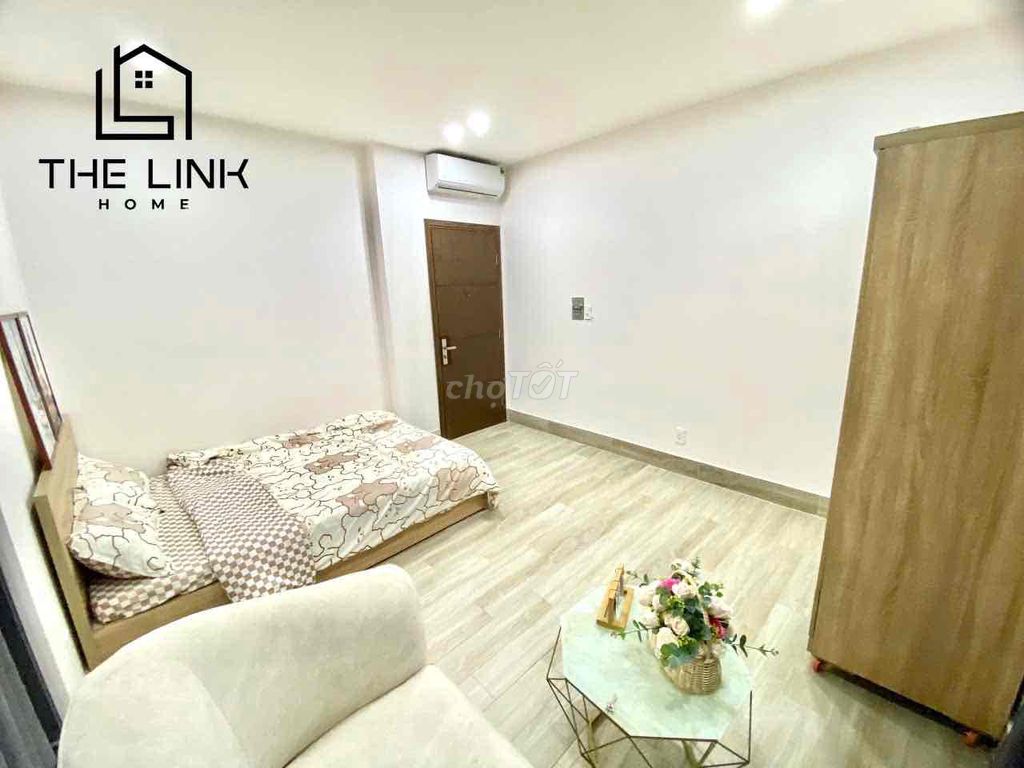 A hyper-max. A bedroom-- broad balconies-- extremely beautiful. Ung Văn Khiêm.