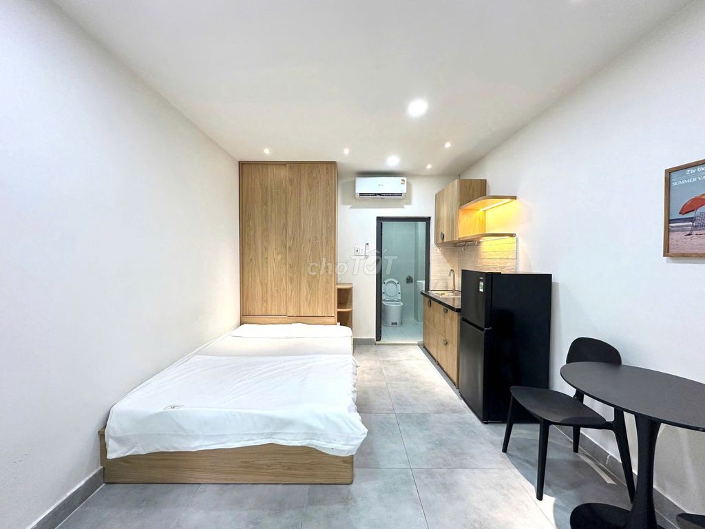 The studio is wide open and clear at 4th and 8th and Lạc Long Quân.