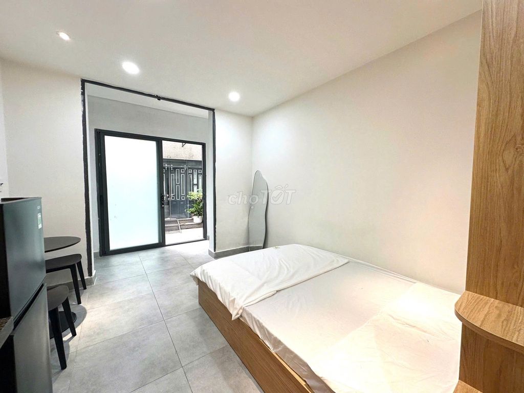 The studio is wide open and clear at 4th and 8th and Lạc Long Quân.