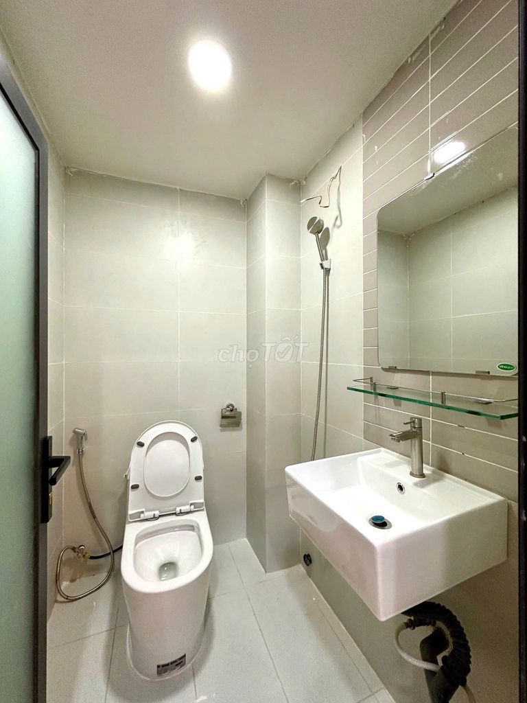 The studio is wide open and clear at 4th and 8th and Lạc Long Quân.