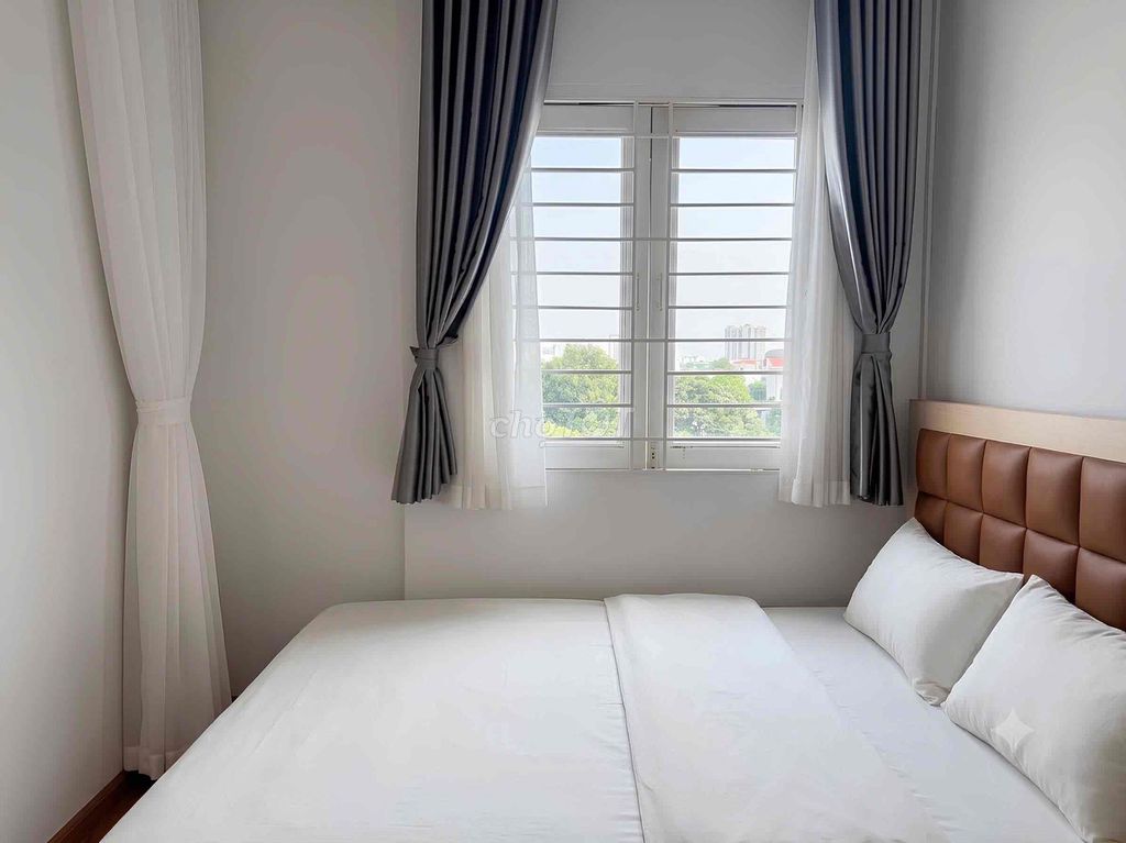 The studio room separates the private washing machine kitchen near the blue row.