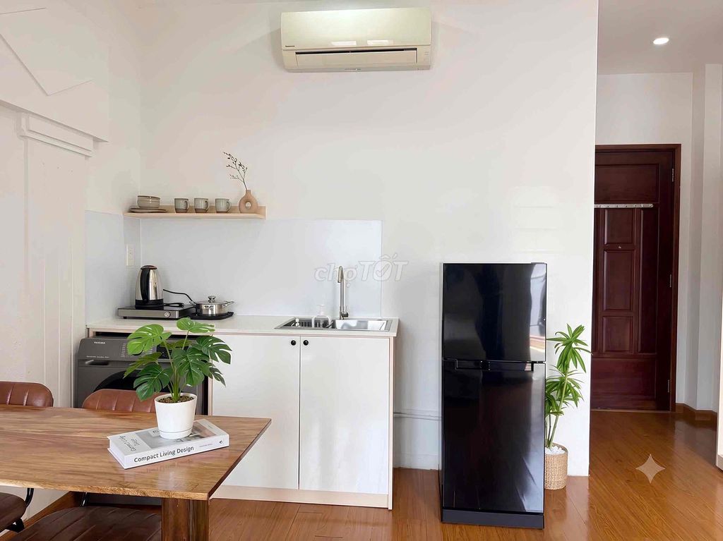 The studio room separates the private washing machine kitchen near the blue row.