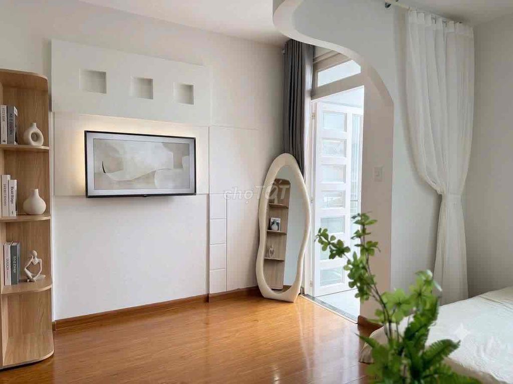 The studio room separates the private washing machine kitchen near the blue row.