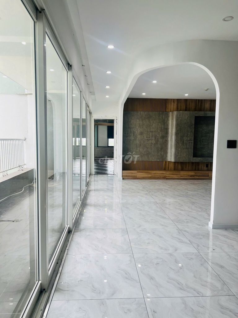Rent for 25 million, 7-28 M 5 bedrooms. Three toilets.