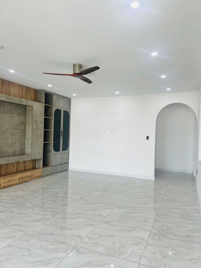 Rent for 25 million, 7-28 M 5 bedrooms. Three toilets.