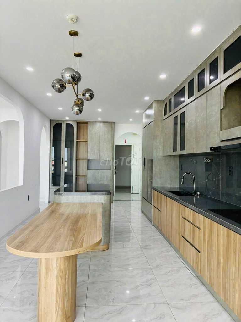 Rent for 25 million, 7-28 M 5 bedrooms. Three toilets.