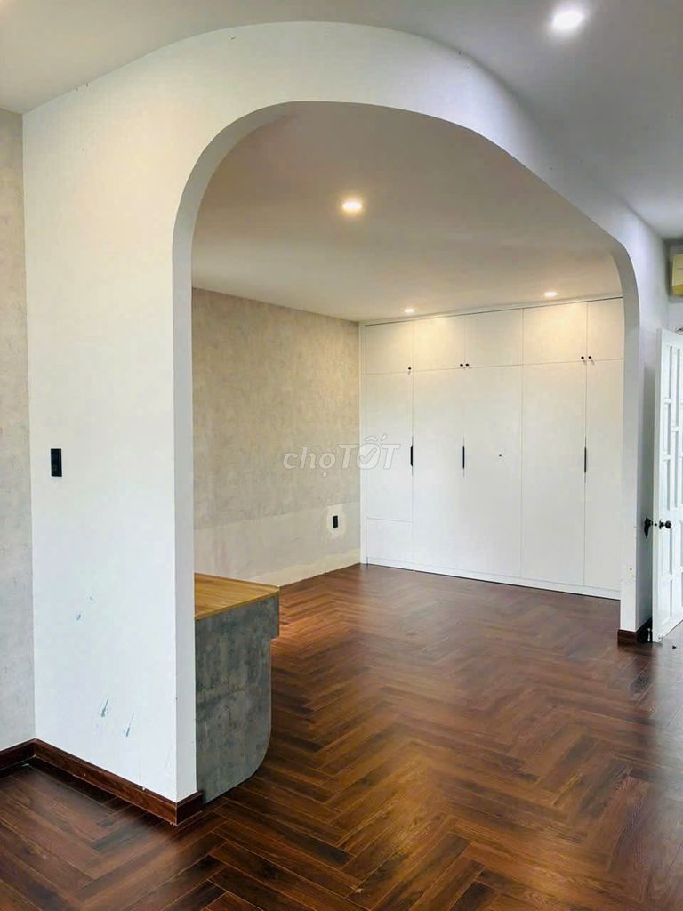 Rent for 25 million, 7-28 M 5 bedrooms. Three toilets.