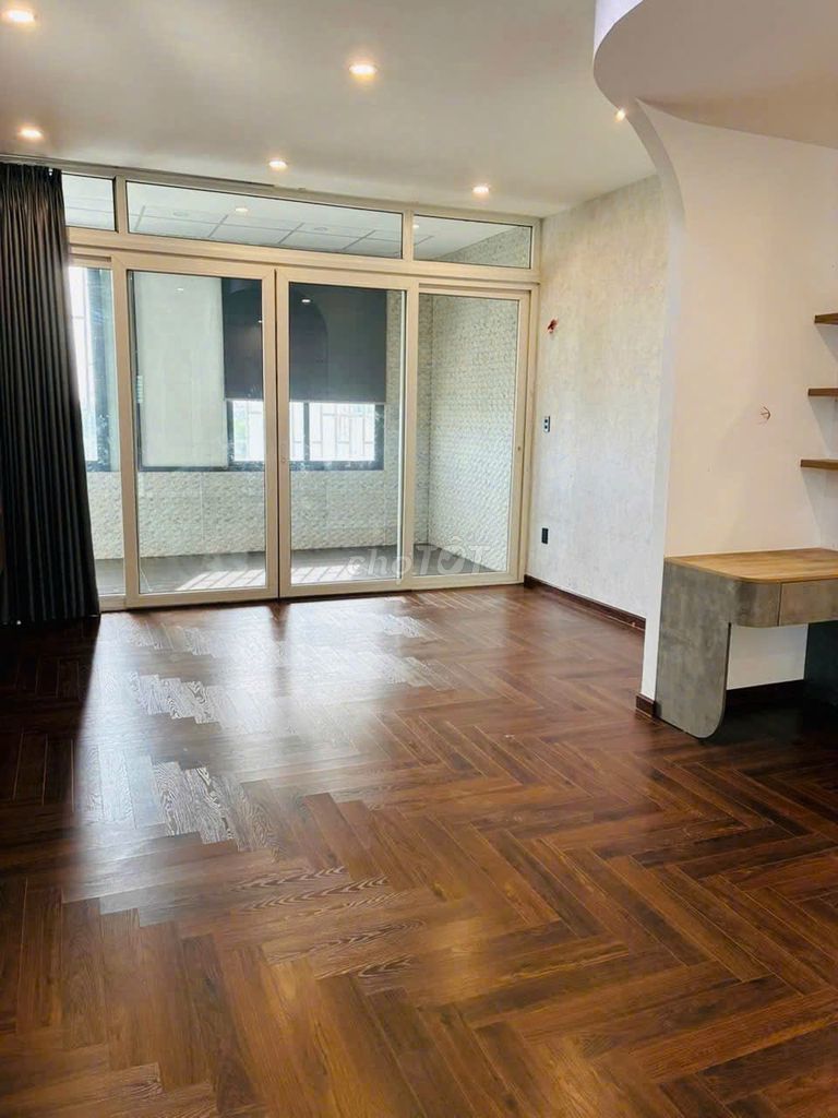 Rent for 25 million, 7-28 M 5 bedrooms. Three toilets.