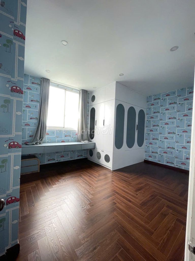 Rent for 25 million, 7-28 M 5 bedrooms. Three toilets.