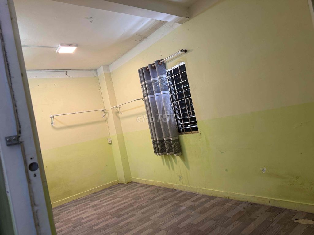 Rent room at 714 Lạc Long Quân Main Street.