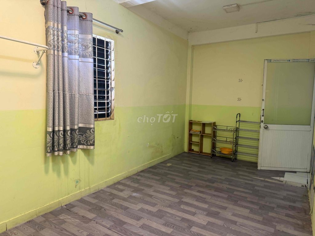 Rent room at 714 Lạc Long Quân Main Street.