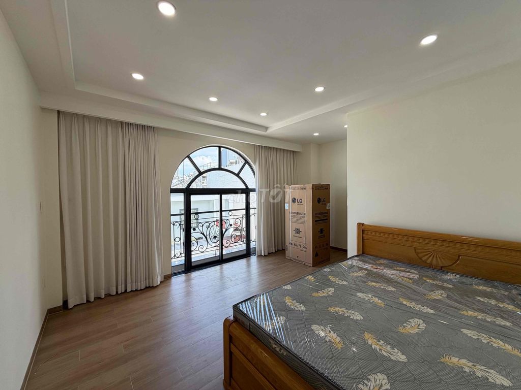 The rent-in-the-price hotel room near the flower-wealth park is only 3 5