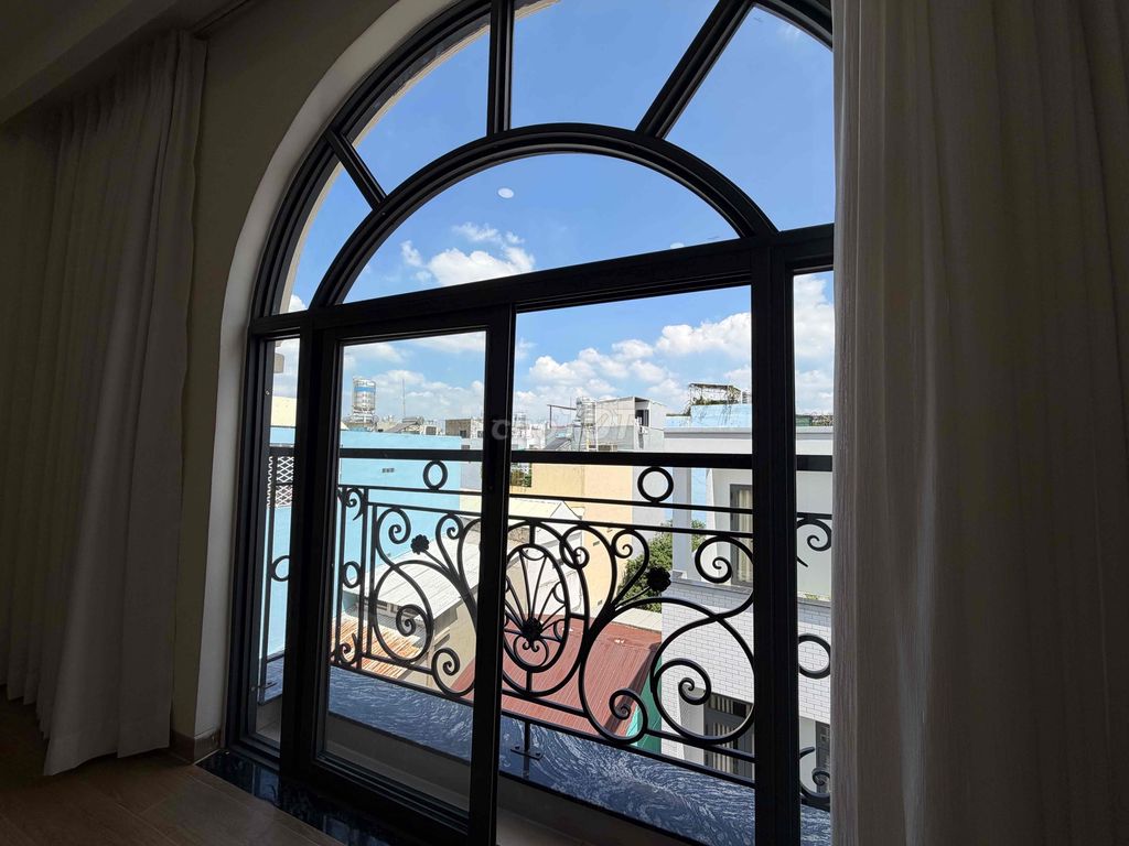 The rent-in-the-price hotel room near the flower-wealth park is only 3 5
