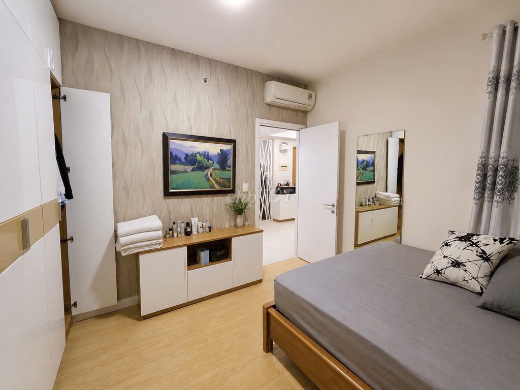 Customizes a Masteri Thảo Điền bedroom, upper floor, beautiful View