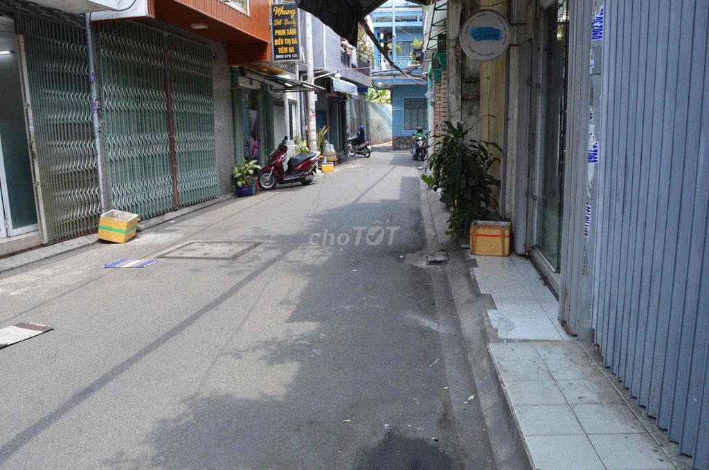 Rent an alley near the small town, soldier's lost, traveler's, cuckold