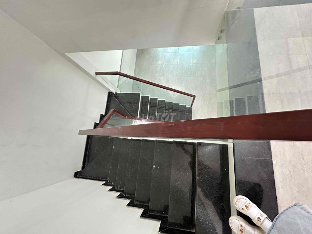 Two stories to rent a two-way- 64-foot Hiệp Bình Phước alley with 2 air conditionings 9.5 million.