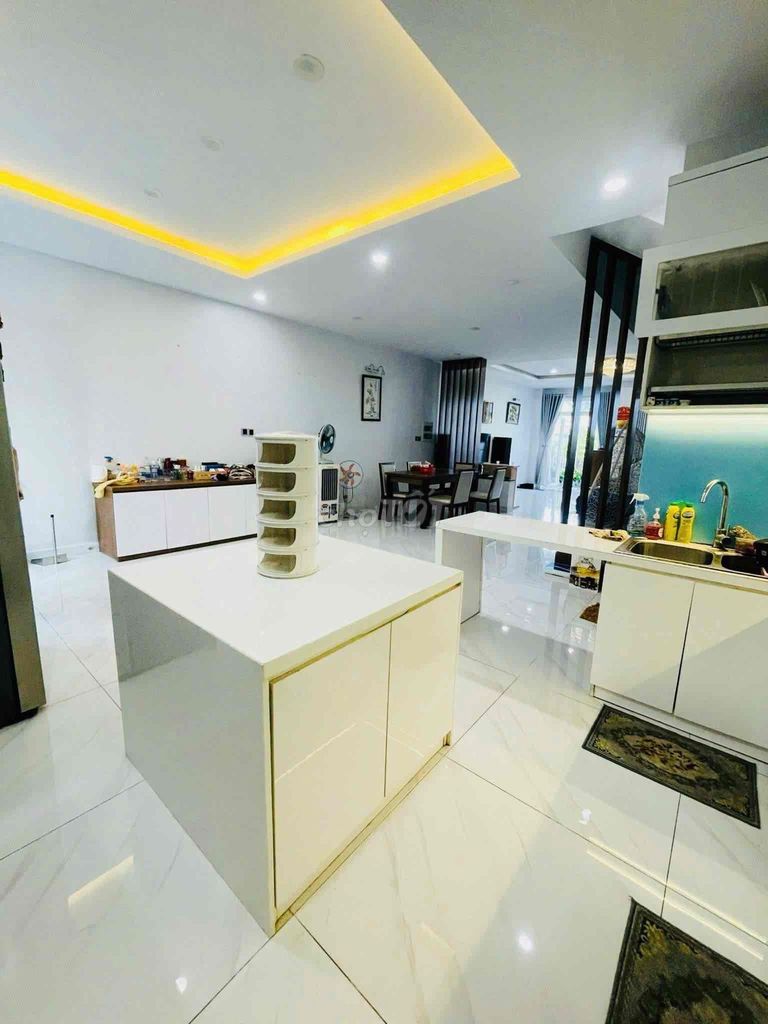 3th floor bedroom. Full bedroom. Clear open pool view.