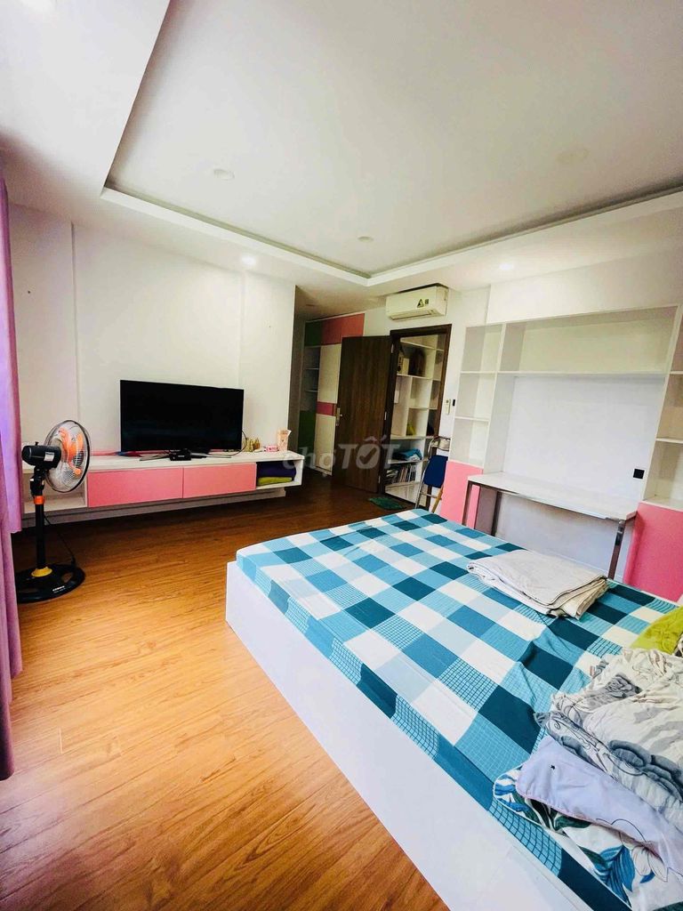 3th floor bedroom. Full bedroom. Clear open pool view.