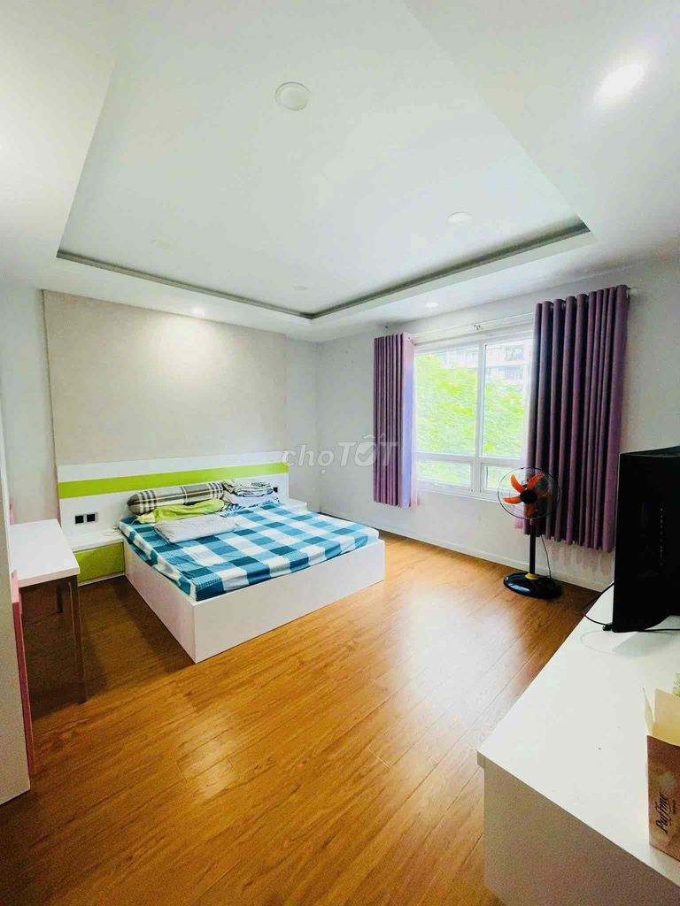 3th floor bedroom. Full bedroom. Clear open pool view.