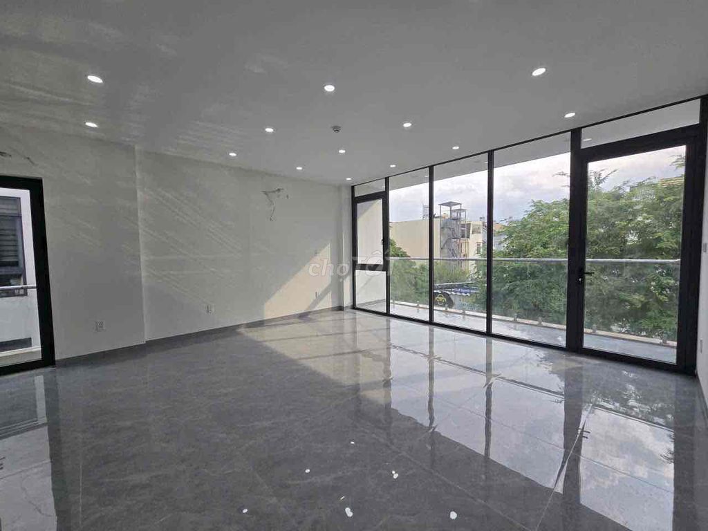 Five-story building with an empty elevator vault.