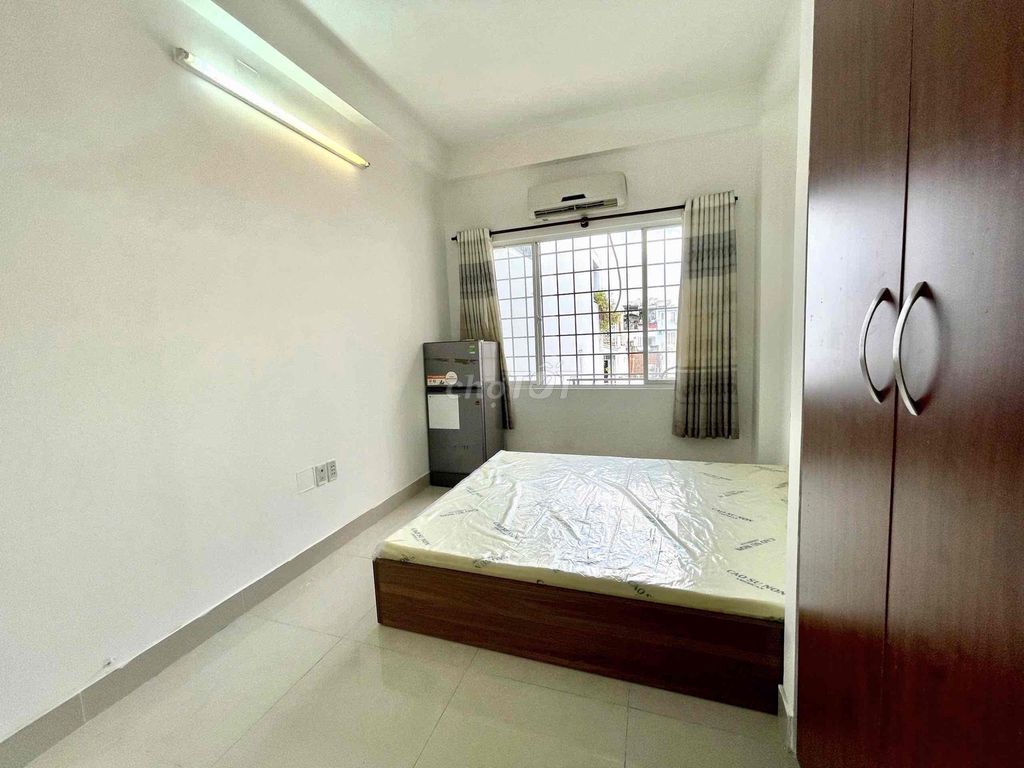 rent a large sky window studio - full interior - right at Lê Văn Sỹ