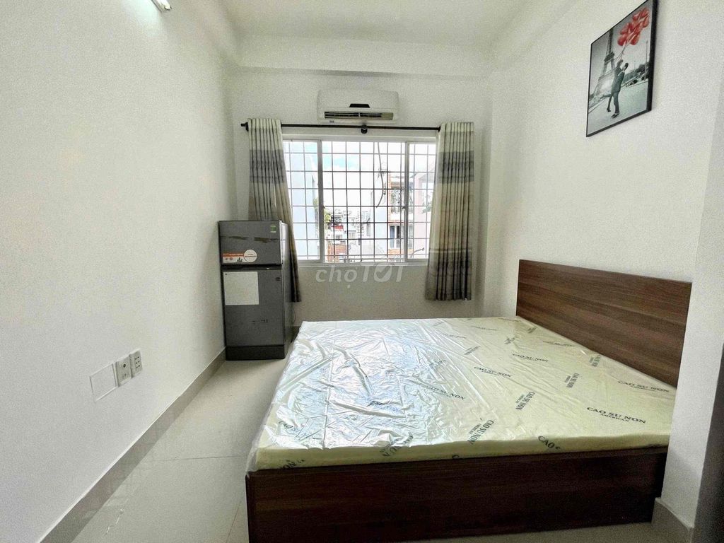 rent a large sky window studio - full interior - right at Lê Văn Sỹ