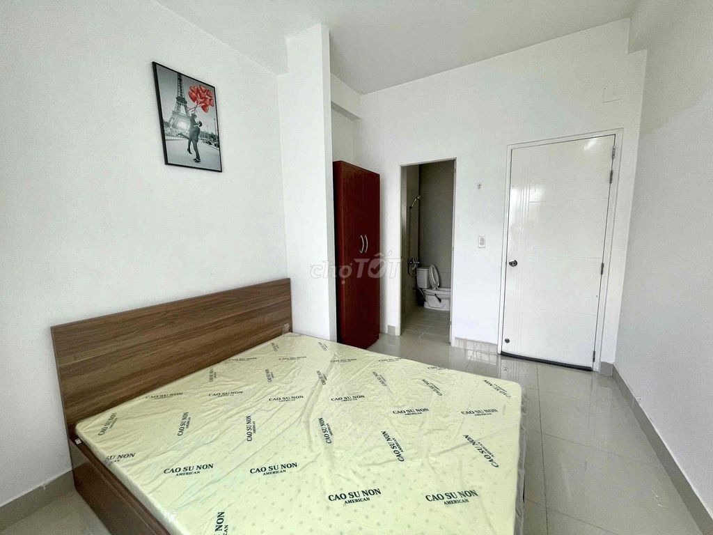 rent a large sky window studio - full interior - right at Lê Văn Sỹ