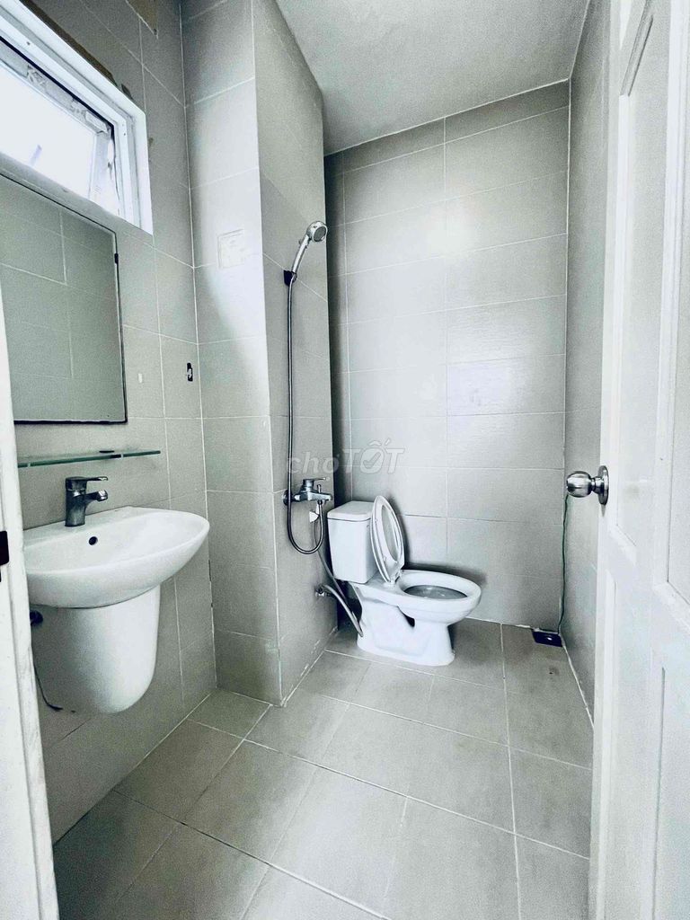 rent a large sky window studio - full interior - right at Lê Văn Sỹ