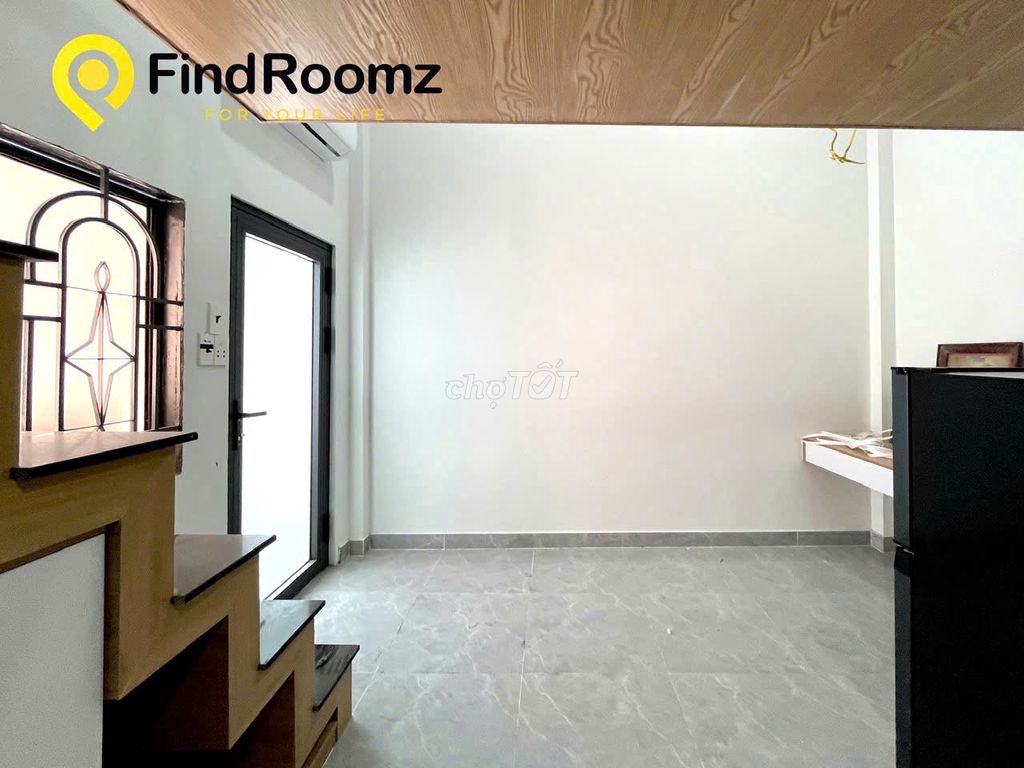 Dipxx Full interior is empty, right on Thống Nhất.