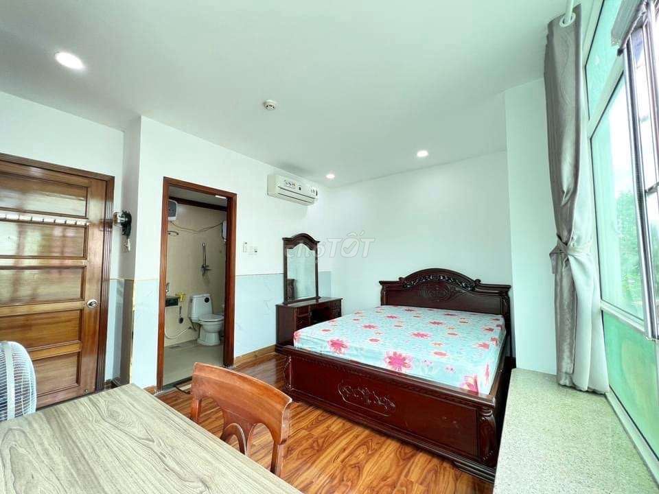 New room for brother with 24 hours security in Royal Family 1
