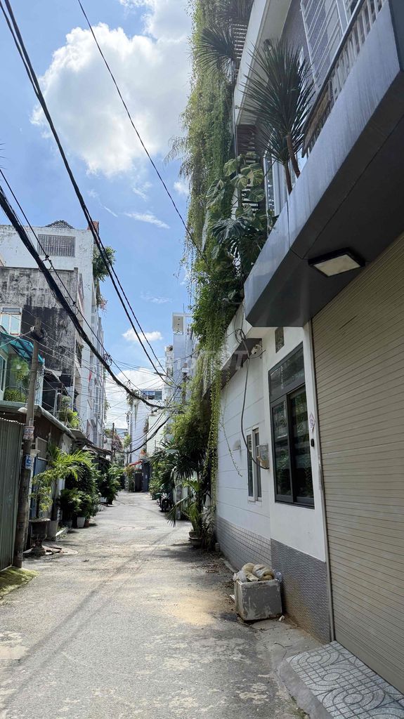 Nice new home. Nice furniture. Three alley bedrooms.