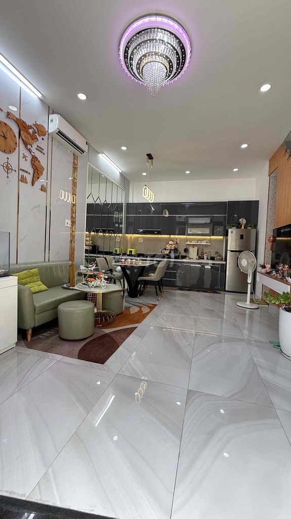 Nice new home. Nice furniture. Three alley bedrooms.