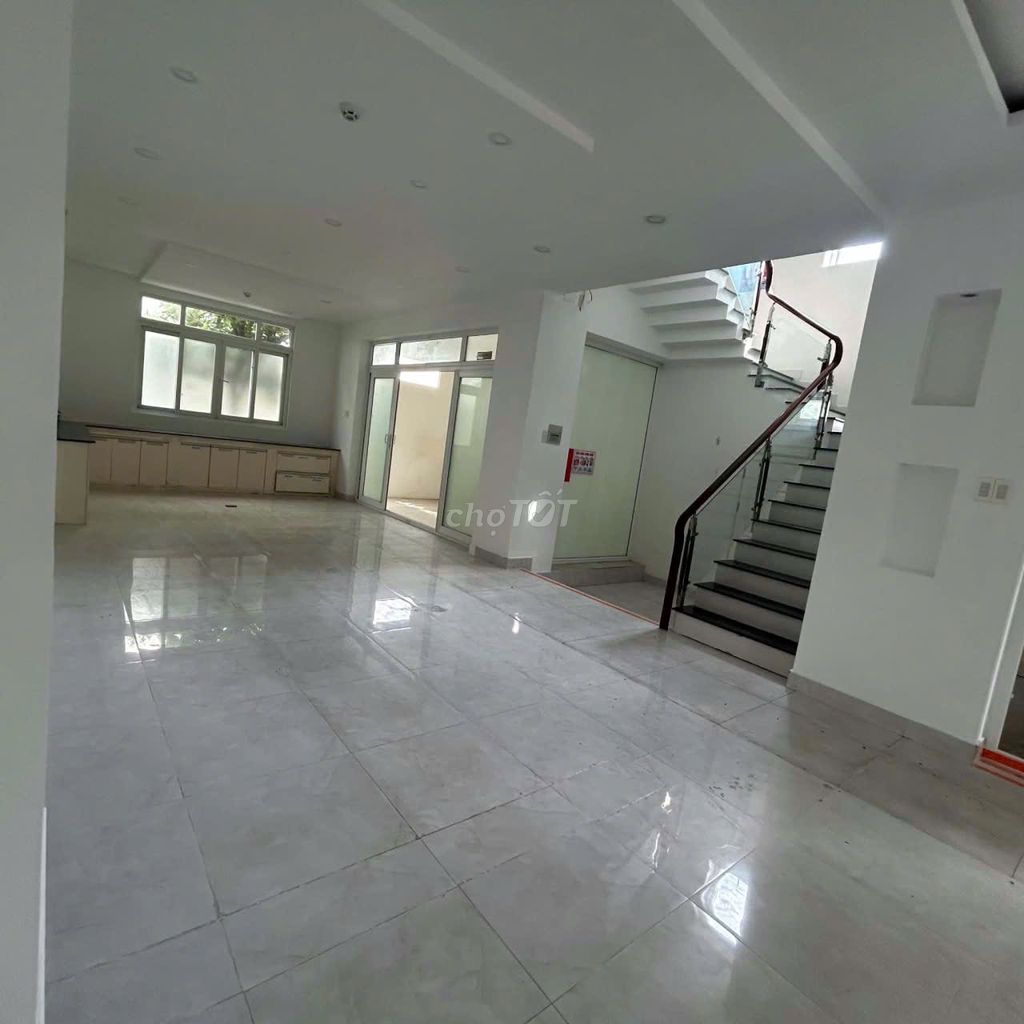 Rent the original villa, Kadclius A, 200 M2, near the University of Rmit