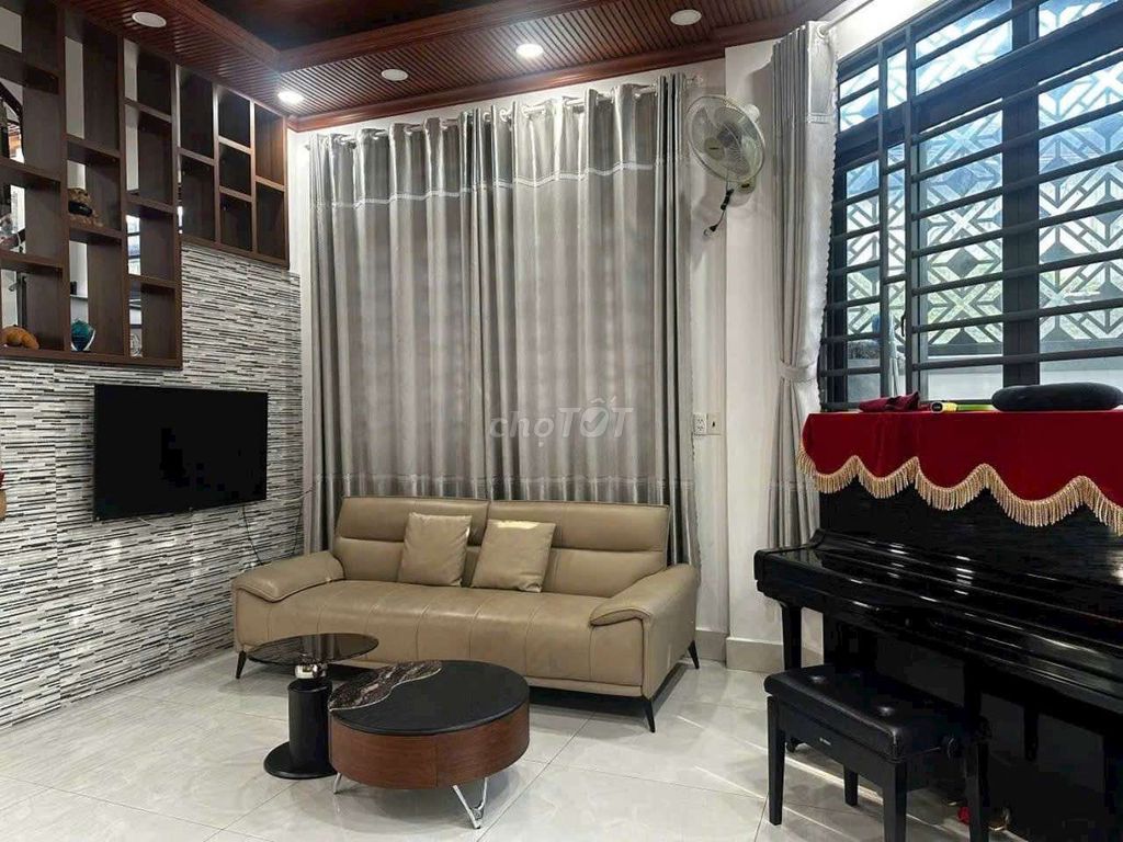 Rent a four-story corner of apartment 4 Linh Đông. Four bedrooms, four toilets.