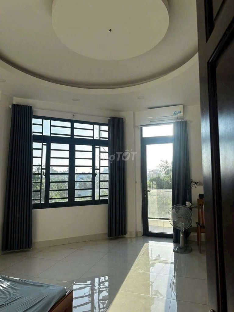 Rent a four-story corner of apartment 4 Linh Đông. Four bedrooms, four toilets.