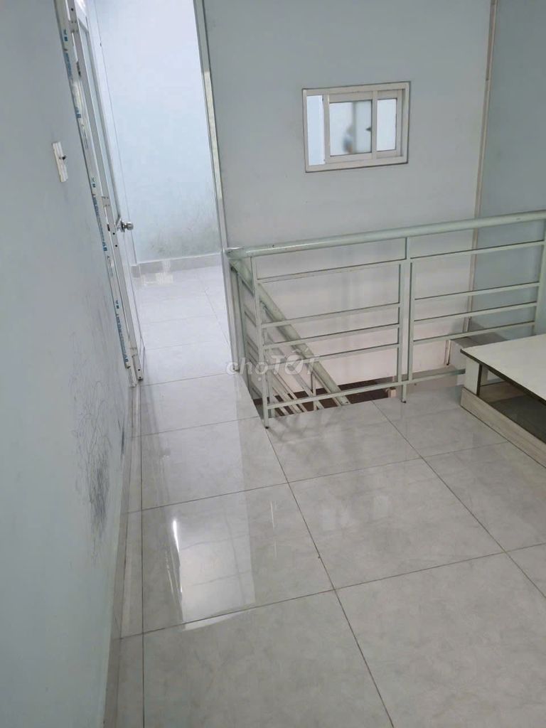 Qq's two, one ground, one floor, new.