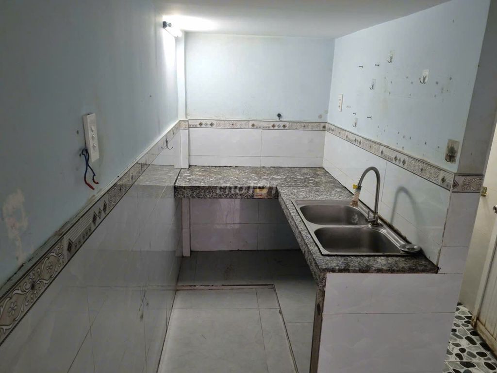 Qq's two, one ground, one floor, new.
