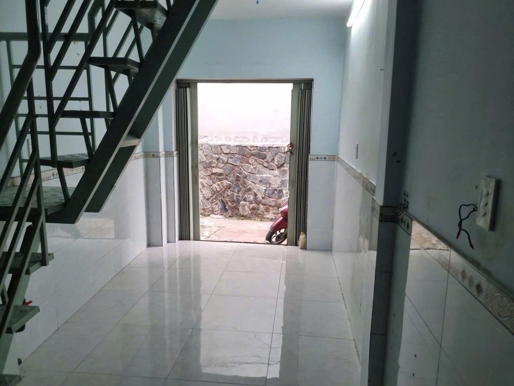 Qq's two, one ground, one floor, new.