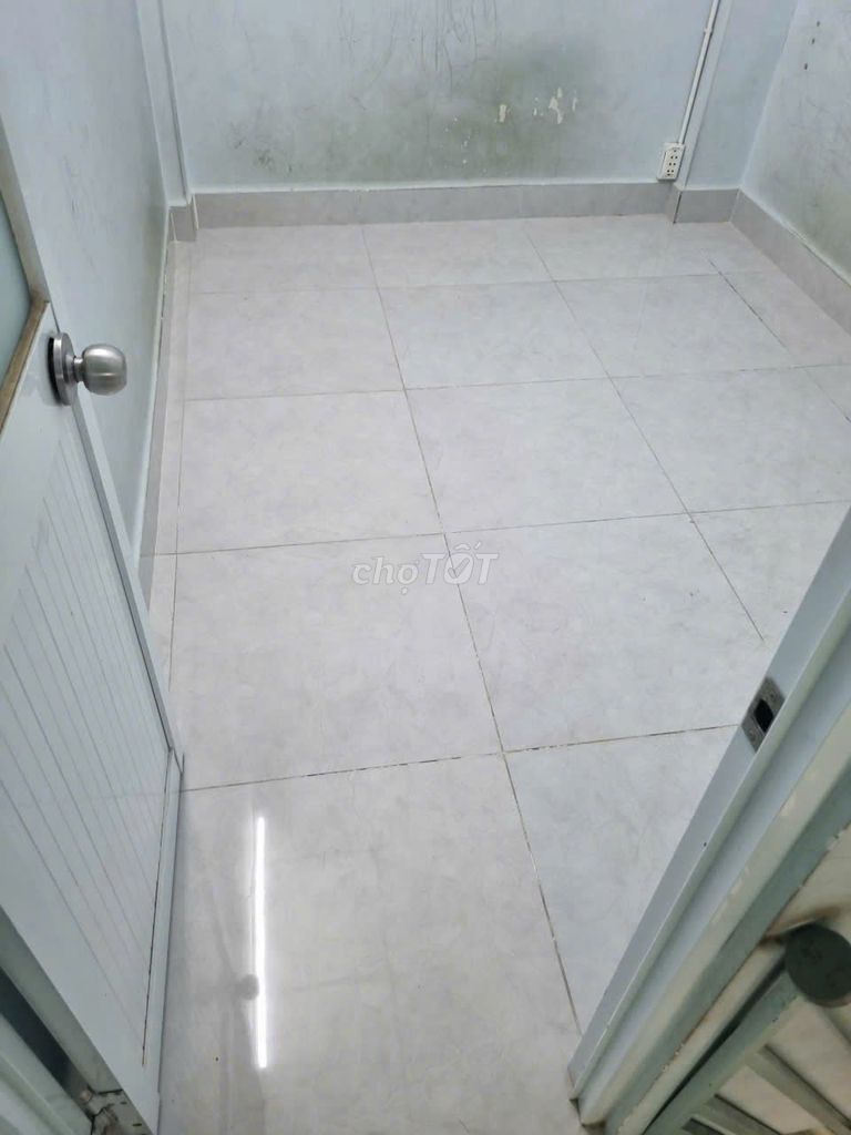 Qq's two, one ground, one floor, new.