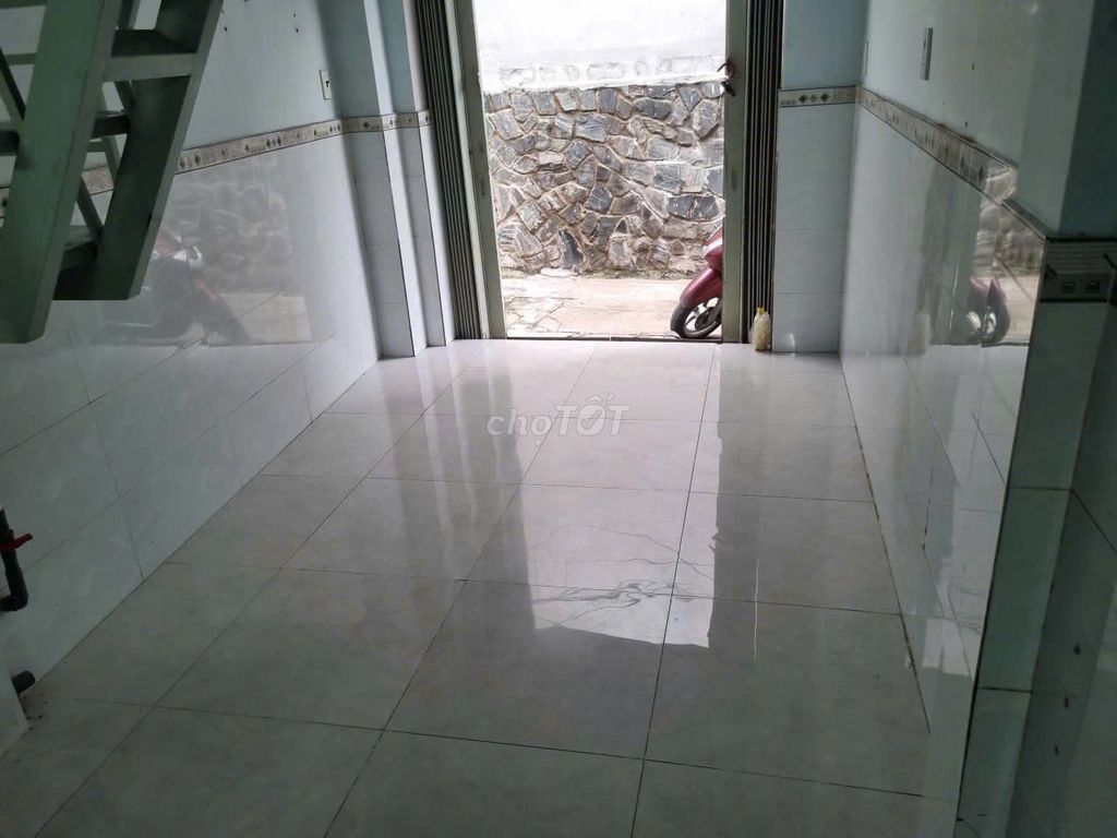 Qq's two, one ground, one floor, new.