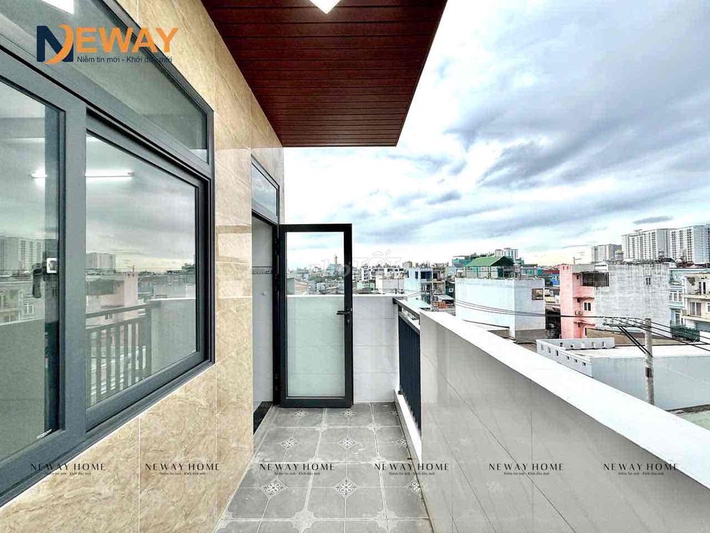 The new building apartment is 100% housed until November near the commercial university.