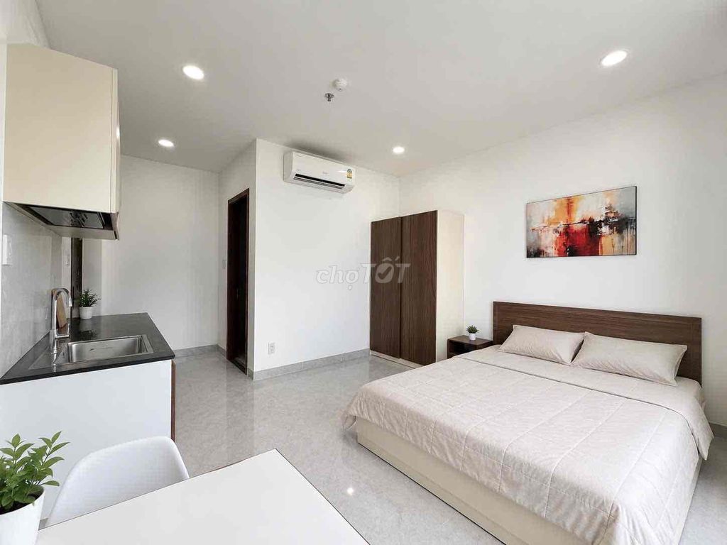 Open the balcony balcony studio. Full interior near the painted iron bridge.